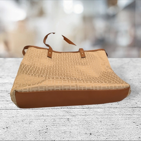 Tommy Hilfiger tote/purse/bag. - Picture 12 of 14